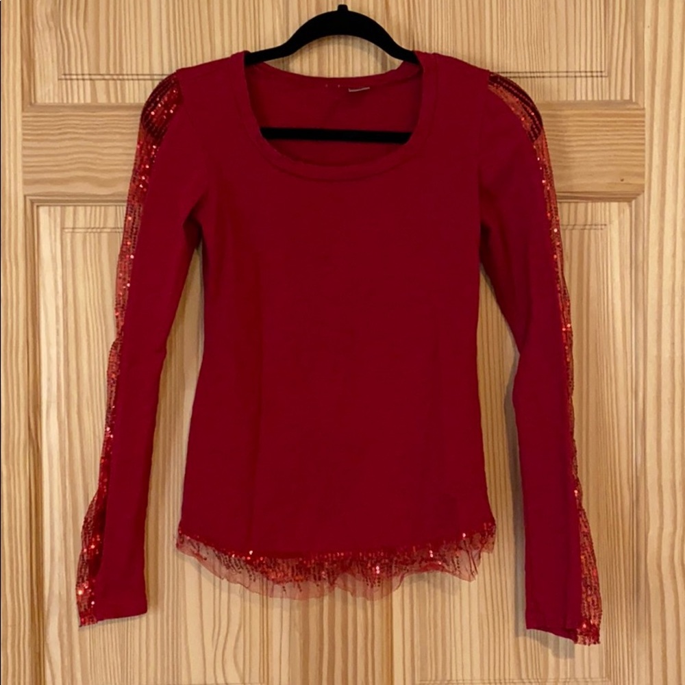 🔥SALE🔥 6/$25 ✨Sparkly Red Top✨